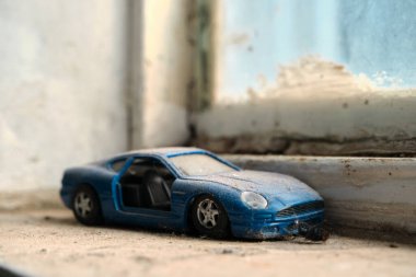 oyuncak araba, küçük oyuncak mavi araba ve tozla kaplı. 