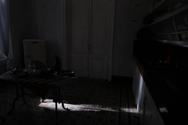 Pencerenin içindeki ışık ve gölge ve eski tarz mobilyalar.