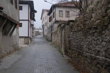 Kışın Safranbolu 'da özgür bir sokak ve kaldırım taşı.