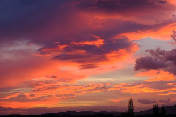 Ideia Conceito Pôr Sol Reflexão Solar Nuvens Vermelhas Início Manhã — Fotografia de Stock