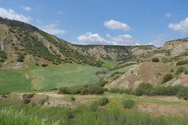 Baharda güzel yeşil vadi, tarım arazisi ve güzel bulutlar ve gökyüzü.