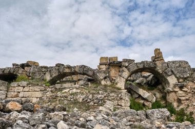 Aizanoi Antik Yunan Şehri, alçak açılı Antik Yunan harabeleri ve Yunan tiyatrosunda kalanlar.