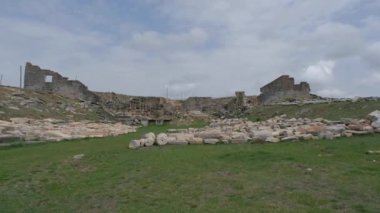 Aizanoi Antik Yunan Şehri, alçak açılı antik Yunan harabeleri ve Yunan tiyatrosunda kalan kalıntılar. 4K Video.