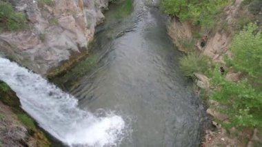 Dağlardaki nehrin güzel manzarası, Şelale manzarası ve 4k Video