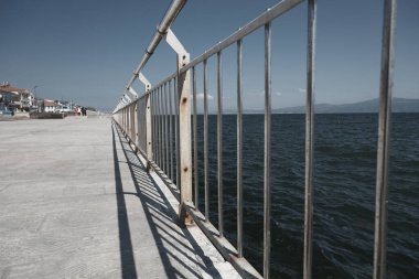 Sahildeki iskele, demiryolu ve paslı, deniz altyapısı, Mudanya Bursa denizi..