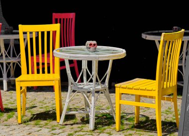 Renkli sandalye, masa ve bank. Şirin kafe ve sarı renkli boş sandalyeler. Mudanya, Bursa 'da. Türkiye