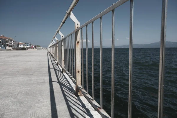 Sahildeki iskele, demiryolu ve paslı, deniz altyapısı, Mudanya Bursa denizi..