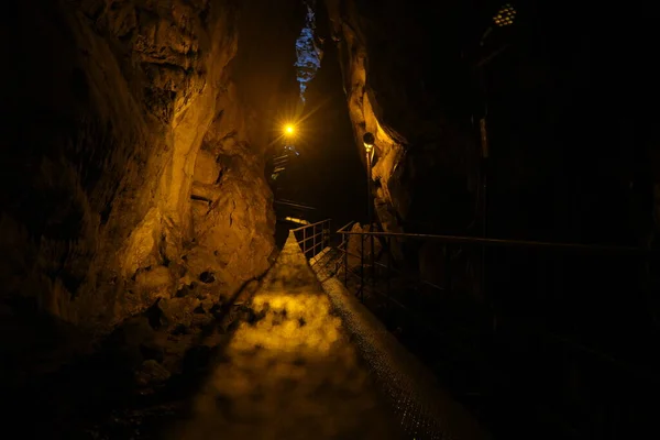 Black Cave Cave Single Illumination Incandescent Lamp — Stock Photo, Image