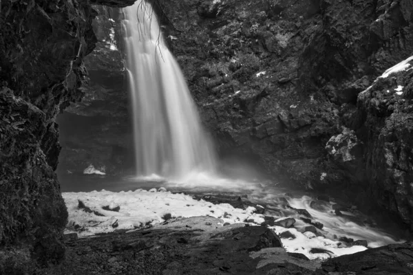 美丽的瀑布在群山中 长长的曝光照片在冬季落下的观念低角度摄影 — 图库照片