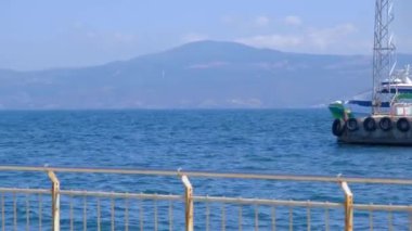 Mudanya, Bursa rıhtımından kalkan kocaman bir geminin 4K videosu. Yolcu gemisinin ufuk görünümü.