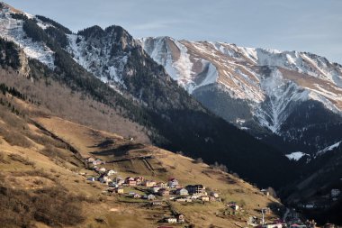 Dağlar ve karlı vadi. Türkiye 'nin Trabzon köyünün manzarası.