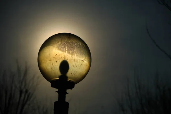 Sokakta Fener Güneş Arka Planında Antik Aydınlatma Lambası — Stok fotoğraf