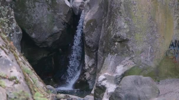 Een Verticale Opname Van Een Waterval Bergen Slow Motion Video — Stockvideo