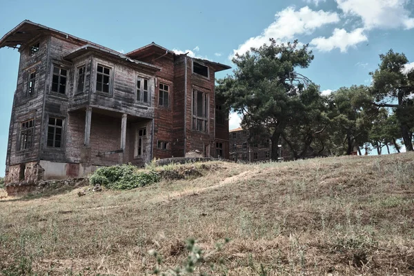 Abandoned Wooden Made House Low Angle Brownfield House — Fotografia de Stock