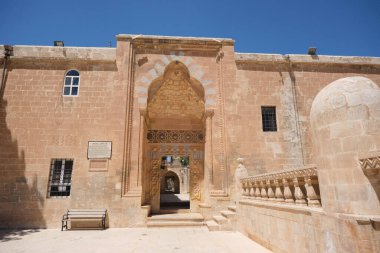 Mardin antik kenti, antik Mardin 'deki Latifi Camii' nin giriş kapısı. Hindi. 07.11.2022.