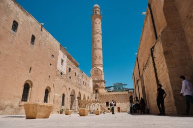 Mardin 'deki Erkulu Camii' nin, turistik eğlence ve antik minarelerle kaplı alt açılı manzarası. 07.11.2022 Mardin. Türkiye.