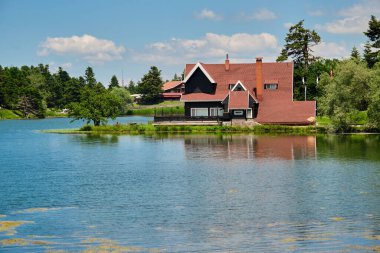Bolu 'daki Glck Gölü parkının güzel manzarası ve gölün yansıması.. 