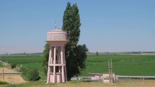 Вид Красиві Пейзажі Поля Водонапірною Вежею Рожевою Водою Над Сільськогосподарським — стокове відео