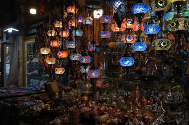 Gaziantep 'te dekoratif dekorasyon antik çarşı, antik doğu pazarında dekoratif lambalar.