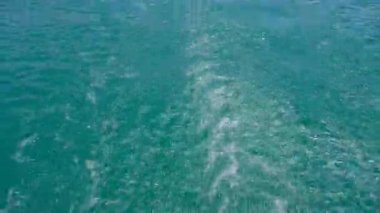Fırat Nehri 'nde tekne gezisi, Halfeti' de tekne gezisi 4k. Turkuaz rengi üzerine video..