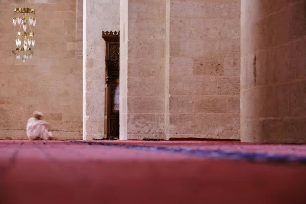 Man White Traditional Muslim Clothes Old Man Praying Ancient Mosque — 스톡 사진