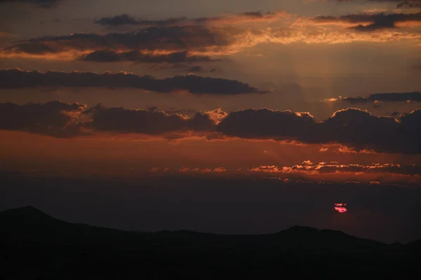 Красивый Закат Над Горами Облачный Пейзаж Каппадокии Кизилвади — стоковое фото