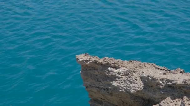 Stone Sharp Stone Corner Turquoise Lake Water Background — Stockvideo