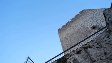 Şatonun düşük açılı görüntüsü, Şatonun adı Zilkale, Türkiye 'de Rize.