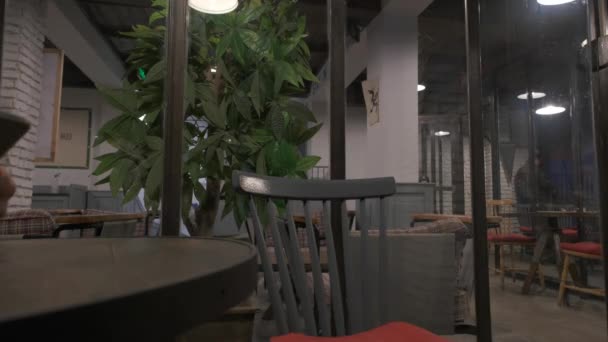 Wideo Stare Retro Drewniane Krzesło Stół Zabytkowej Kawiarni Wnętrza Nowoczesnej — Wideo stockowe