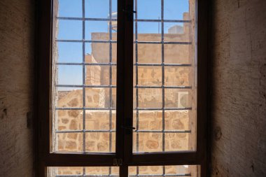 Türkiye 'nin antik Mardin kentindeki bir evin pencereleri ve beyaz duvarlı pencereleri.