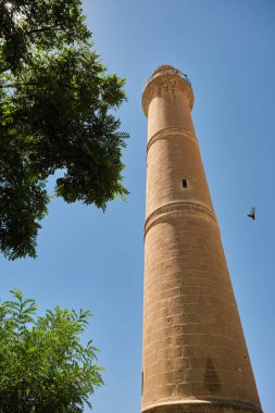 Türkiye 'nin Mardin kentinin kalıntıları. Büyük Cami 'nin minaresinin düşük açılı görüntüsü.
