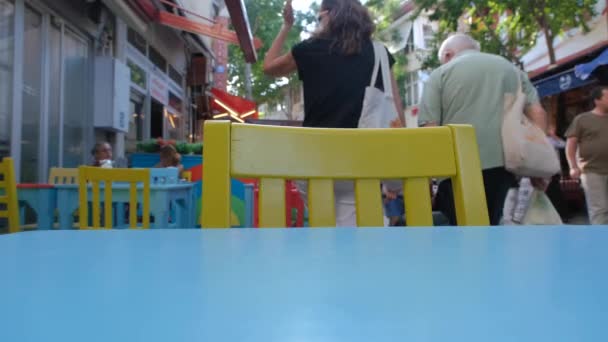 2022 Stanbul Hindi Buyukada Stanbul Yürüyen Kalabalık Caddedeki Kafe Masasının — Stok video