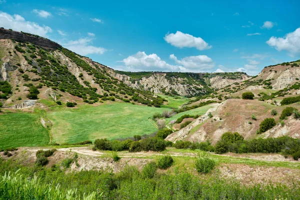 Bahar günü dağ yolu