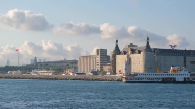 4k Video. Haydarpaşa ana tren istasyonu ve yerel taşımacılık yolcu gemisi.