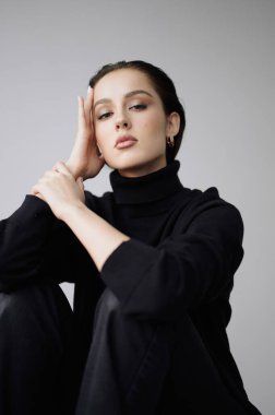 Genç ve güzel bir kadının güzel fotoğrafları serisi. Stüdyo. Avrupalı, büyük dudaklı, harika gözlü, zayıf vücutlu. Beyaz arka plan. Siyah kıyafetler. Duygusallık. Minimalizm. Çok şık. Moda ve modern yaşam tarzı.