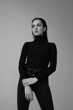 Genç fantastik modelin siyah beyaz fotoğrafı. Stüdyo. Avrupalı bir tip, yakışıklı dudaklar, güzel gözler. Beyaz arka plan. Duygusallık. Minimalist ve şık. Moda. Kozmetik reklamı için iyi..