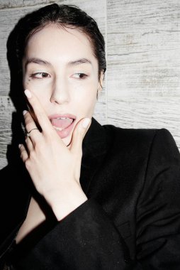 Duştaki Asyalı kız. Siyah takım. Kısa ıslak saçlar. Güzel gözler ve dudaklar. Seksi, genç, çılgın ve havalı. Temiz beyaz ten. Şekli güzel. İyi kalite. El feneri. Modern ve şık. Modaya uygun..