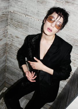 Duştaki Asyalı kız. Siyah takım. Kısa ıslak saçlar. Sarı gözlükler. Güzel gözler ve dudaklar. Seksi, genç, çılgın ve havalı. Temiz beyaz ten. Şekli güzel. İyi kalite. El feneri. Modern ve şık. Modaya uygun..