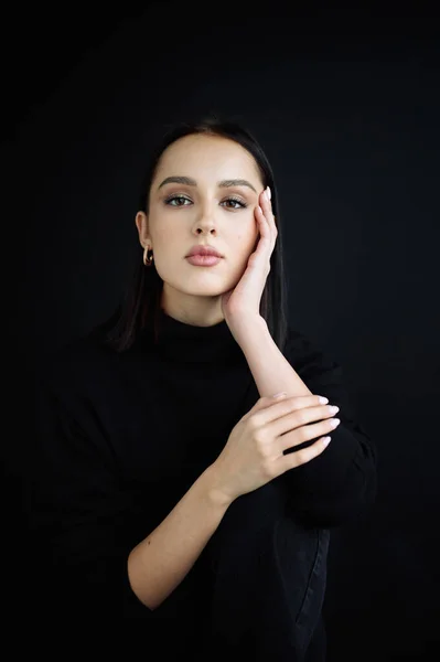 Genç fantastik modelin zarif fotoğrafları. Stüdyo. Avrupalı bir tip, yakışıklı dudaklar, güzel gözler. Siyah arka plan. Siyah kıyafetler. Duygusallık. Minimalizm. Çok şık. Kozmetik reklamı için iyi.