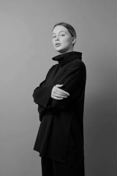 Egy Szőke Csinos Lány Portréja Európai Típus Babaarc Fekete Fehér — Stock Fotó