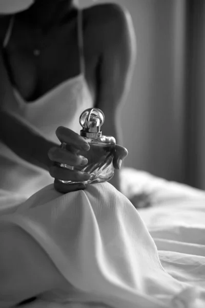 Mãos Mulher Com Frasco Perfume Retrato Romântico Sensual Vestido Branco — Fotografia de Stock