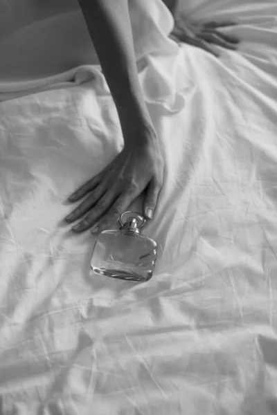 Kvinnans Händer Med Parfymflaska Sensuellt Romantiskt Porträtt Vit Klänning Lounge — Stockfoto