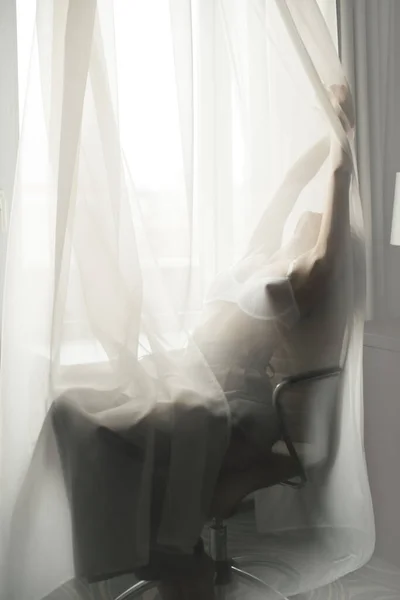 Красивая Стройная Женщина Одна Отеле Сексуально Белая Обложка Тюля Короткие — стоковое фото
