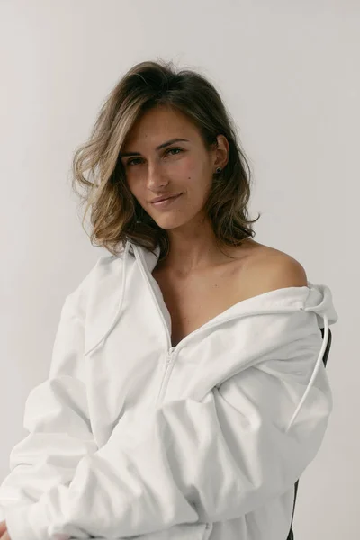 Retrato Una Hermosa Mujer Joven Con Cabello Castaño Piel Bronce — Foto de Stock