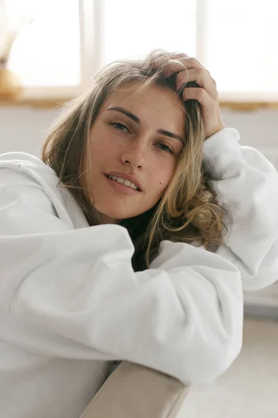 Retrato Una Hermosa Mujer Joven Con Cabello Castaño Piel Bronce —  Fotos de Stock