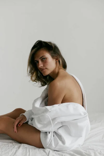 Retrato Uma Bela Jovem Mulher Com Cabelo Castanho Pele Bronze — Fotografia de Stock