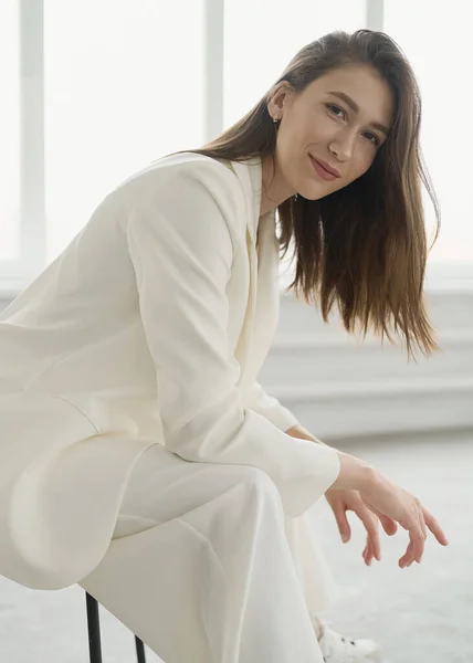 Klasik Beyaz Takım Elbiseli Güzel Bir Bayan Esmer Avrupalı Tarafsız — Stok fotoğraf