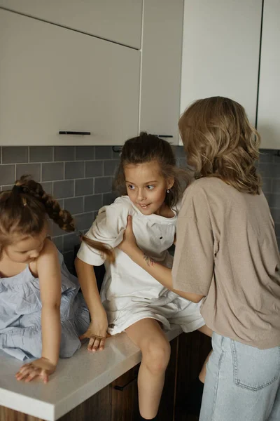 Junge Schöne Mutter Mit Zwei Hübschen Töchtern Der Küche Fröhliches — Stockfoto
