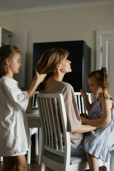 Junge Schöne Mutter Mit Zwei Hübschen Töchtern Der Küche Fröhliches — Stockfoto