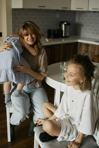 Junge Schöne Mutter Mit Zwei Hübschen Töchtern Der Küche Fröhliches — Stockfoto